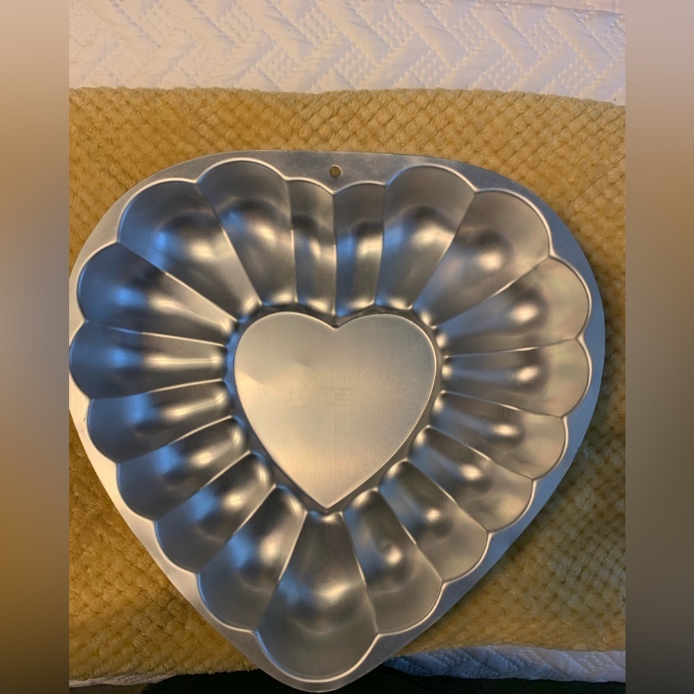 EMBOSSED HEART Cake Pan. WILTON Vintage. Good used condition. - Picture 2 of 3